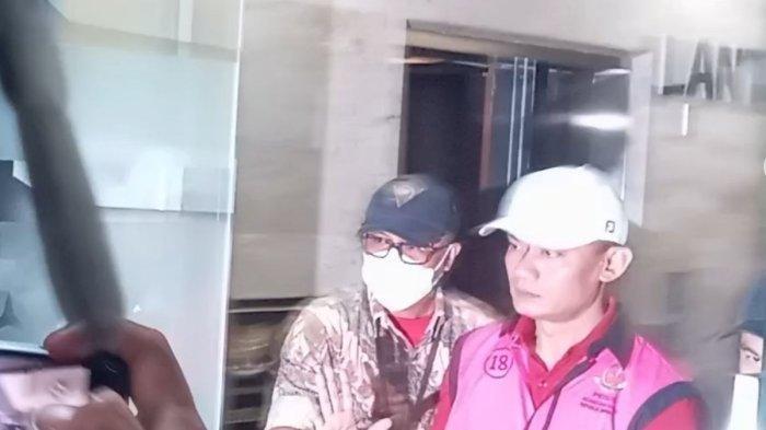 SUAP VONIS LEPAS - Ketua Pengadilan Negeri Jakarta Utara, Muhammad Arif Nuryanta saat digiring keluar menuju mobil tahanan, Kejaksaan Agung, Jakarta, Sabtu (12/4/2025). Ia ditetapkan menjadi tersangka suap vonis bebas tiga korporasi sawit terdakwa korupsi pemberian fasilitas ekspor crude palm oil (CPO) dan turunannya.