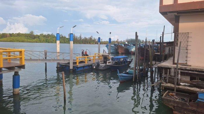 Warga saat berada di pompong apung hendak menuju Pulau Kelong, Bintan, Minggu (12/5/2024)