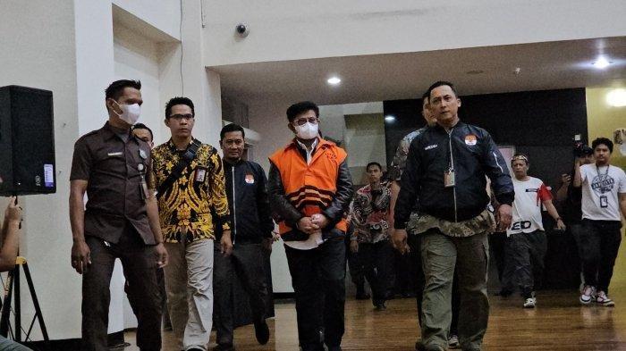 Eks Mentan Syahrul Yasin Limpo kenakan rompi oranye dan masker. Syahrul resmi ditahan KPK Jumat (13/10/2023) ini