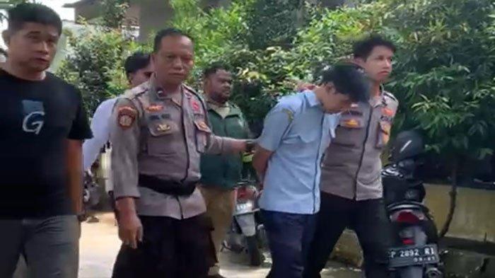 PENIKAMAN DI BATAM - Honorer Dinas Cipta Karya dan Tata Ruang Batam ditangkap polisi usai tikam rekan kerjanya hingga tewas, Senin (14/4/2025)