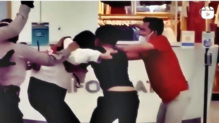PERKELAHIAN - Tangkap layar rekaman video viral aksi perkelahian menggunakan senjata tajam di Palembang Square (PS) Mall, Senin (13/6/2022) malam.