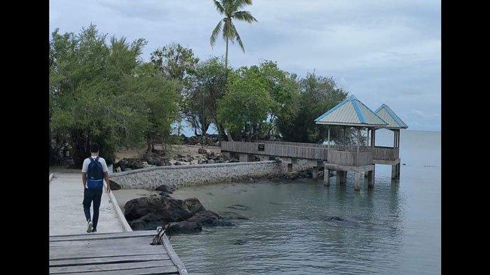Wisatawan lokal mengunjungi Pulau Akar, salah satu bagian situs Geosite dari Geopark Nasional Indonesia di Natuna yang berada di Desa Cemaga, Kecamatan Bunguran Selatan, Kabupaten Natuna, Provinsi Kepulauan Riau.