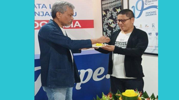 Pemimpin Redaksi Tribun Batam Musyafi memberikan potongan tumpeng ke Pemimpin Perusahaan PT Tribun Media Grafika Nursomsi di HUT Tribun Batam, Jumat (15/9/2023)