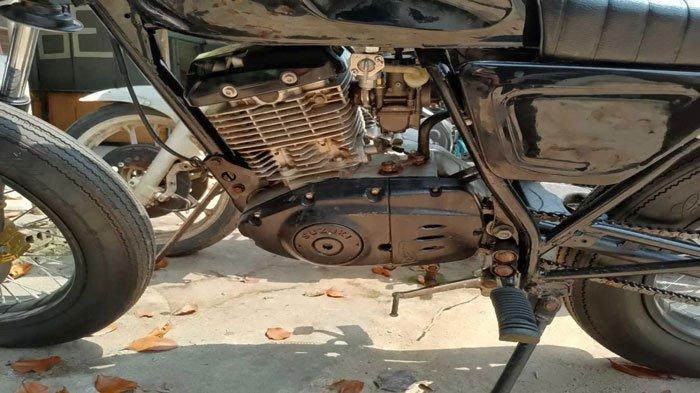 Penampilan motor Suzuki Thunder yang telah diubah menjadi motor cafe racer.