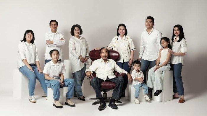 KABAR DUKA - Pengacara kondang, Hotma Sitompul bersama keluarga. Hotma Sitompul dikabarkan meninggal dunia di RSCM Kencana, Senen, Jakarta Pusat pada Rabu (16/4/2025).