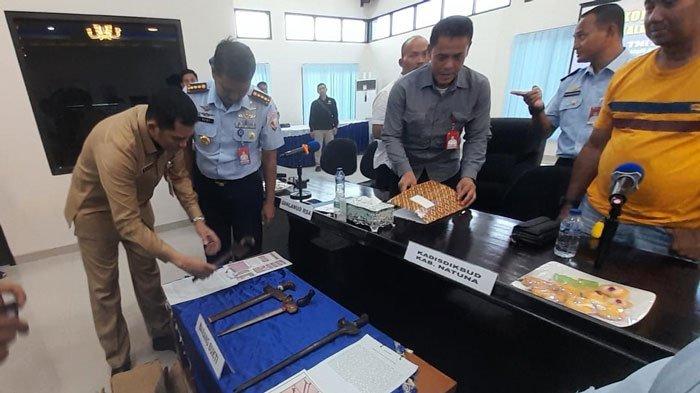 Lanud RSA mengadakan Konferensi Pers terkait upaya penyelundupan keris antik keluar Natuna. Kegiatan digelar di Graha Serasan, Kabupaten Natuna, Senin (15/7/2024)