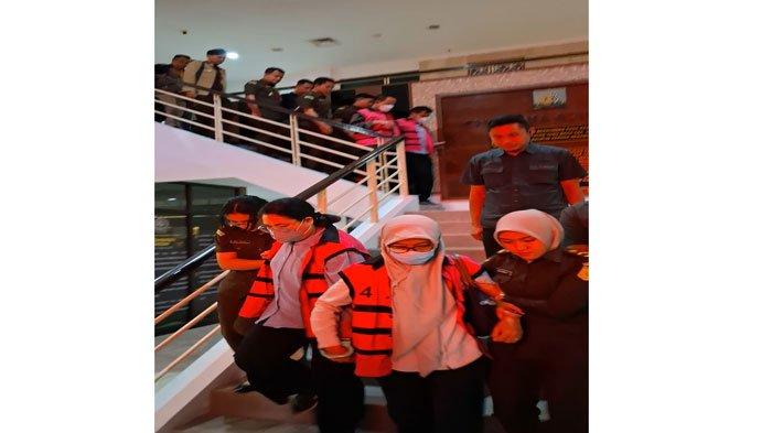 Para tersangka korupsi pembangunan gedung BPJS Ketenagakerjaan Batam saat berada di Kejari Batam, Senin (15/7/2024)