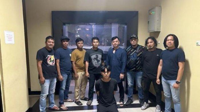 Dede Nur Kholik (23) pelaku pembunuhan terhadap Frengki Saputra (25) penjual seblak di Lubuklinggau saat berada di Polda Sumsel, Sabtu (16/9/2023).