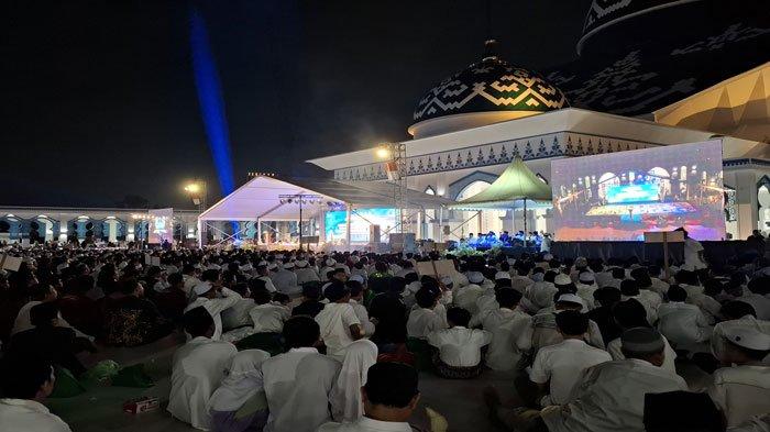 Peringatan Maulid Nabi Muhammad SAW di Masjid Agung Raja Hamidah Batam dihadiri ribuan jemaah, Minggu (15/9/2024) malam