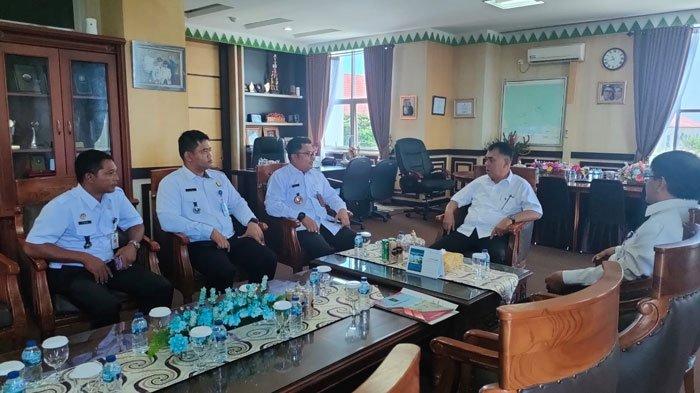 Kepala Kantor Imigrasi Kelas II TPI Ranai, Gelora Nusantara beserta jajaran melakukan koordinasi dengan Bupati Natuna, Wan Siswandi terkait Pengembangan Sumber Daya Manusia (SDM) Kabupaten Natuna, di Kantor Bupati Natuna, Bukit Arai, Ranai, Rabu (15/11/2023).