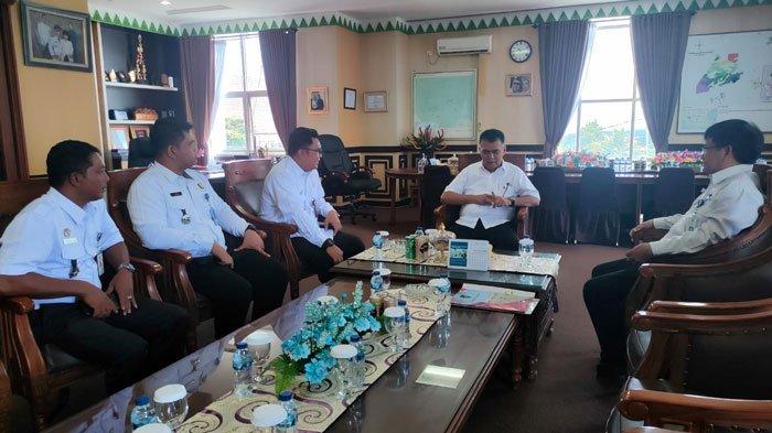 Kepala Kantor Imigrasi Kelas II TPI Ranai, Gelora Nusantara beserta jajaran melakukan koordinasi dengan Bupati Natuna, Wan Siswandi terkait Pengembangan Sumber Daya Manusia (SDM) Kabupaten Natuna, di Kantor Bupati Natuna, Bukit Arai, Ranai, Rabu (15/11/2023).