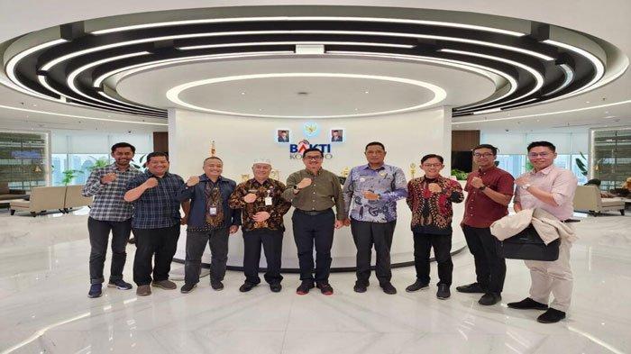 Sekretaris Daerah (Sekda) Kabupaten Natuna, Boy Wijanarko Varianto bersama Plt Kadiskominfo Natuna, Ikhwan Sholihin dan Camat Pulau Laut usai audiensi dengan beberapa kementerian dan pihak terkait untuk meningkatkan layanan jaringan telekomunikasi dan akses internet di wilayah Kabupaten Natuna, di Jakarta, Rabu (15/11/2023)