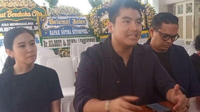 Salah satu anak mendiang pengacara Hotma Sitompul, Dhito Sitompul (tengah) saat memberikan pernyataan terkait meninggalnya sang ayah, di rumah duka di daerah Antasari, Jakarta Selatan, Kamis (17/4/2025).