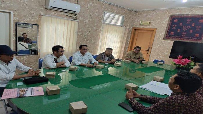 KUNKER - Sejumlah anggota DPRD Kabupaten Natuna yang tergabung dalam Panitia Khusus C (Pansus) kunjungan kerja (kunker) ke Dinas Perindustrian dan Perdagangan (Disperindag) Kota Batam, Jumat 3 Mei 2024 lalu.