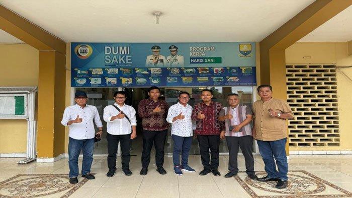 KUNKER - Sejumlah anggota DPRD Kabupaten Natuna yang tergabung dalam Panitia Khusus C (Pansus) kunjungan kerja (kunker) ke Dinas Perindustrian dan Perdagangan (Disperindag) Kota Batam, Jumat 3 Mei 2024 lalu.