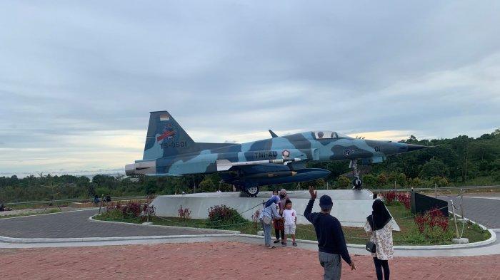 Pengunjung berfoto di alutsista yang ada pada Monumen Tri Matra, Tanjungpinang.
