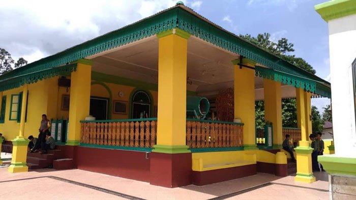 Tampak luar bangunan Masjid Jami' Sultan Lingga yang menjadi tempat wisata sejarah, yang pertama kali akan dikunjungi wisatawan saat berkunjung ke Daik, Kabupaten Lingga, Provinsi Kepri