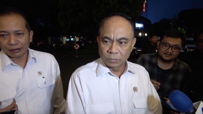 KASUS JUDOL - Menteri Koperasi (Menkop), Budi Arie Setiadi (tengah) saat ditemui pers di Istana Kepresidenan, Jakarta, Kamis (8/5/2025). Nama Budi Arie Setiadi muncul dalam sidang dakwaan di Pengadilan Negeri Jakarta Selatan pada Rabu (14/5/2025).