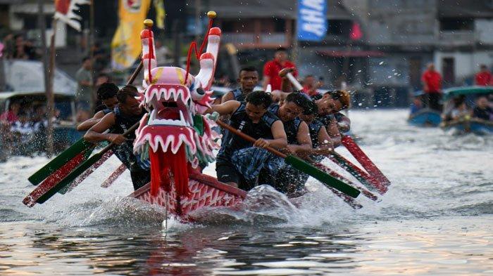 Peserta saat mengikuti lomba perahu naga atau Dragon Boat di Tanjungpinang, Senin (17/6/2024)