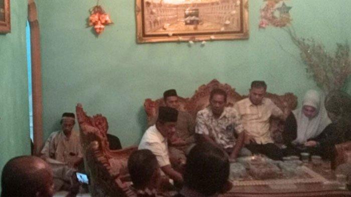 Menteri Investasi RI Bahlil Lahadalia mendatangi rumah tokoh masyarakat Rempang, Kecamatan Galang, Kota Batam, Minggu (17/9/2023) malam.
