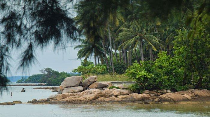 Suasana di tempat wisata Pantai Tanjung Bemban di Kampung Tua Tanjung Bemban, Kelurahan Batu Besar, Kota Batam, Provinsi Kepulauan Riau (Kepri). Foto diambil Selasa (18/10/2022).
