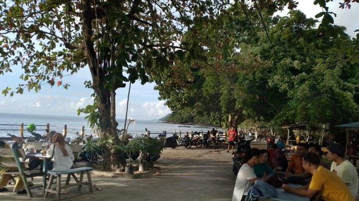 Sejumlah pengunjung mengunjungi destinasi wisata Pantai Arung Hijau, Anambas, Minggu (18/12/2022). 