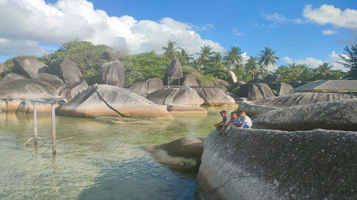 Wisata Alif Stone Park yang terkenal di Natuna, Kepulauan Riau (Kepri) menawarkan pemandangan indah berupa hamparan batu-batu granit dengan berbagai ukuran yang dipadukan dengan pantai berpasir halus dan pemandangan laut yang indah.