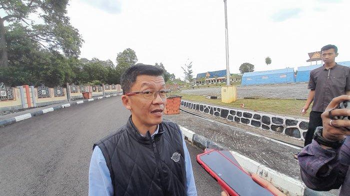 BERI TANGGAPAN - Pj Wali Kota Tanjungpinang Hasan beri tanggapan kepada awak media pasca ditetapkan penyidik Polres Bintan tersangka kasus lahan di Bintan, Jumat (19/4/2024)