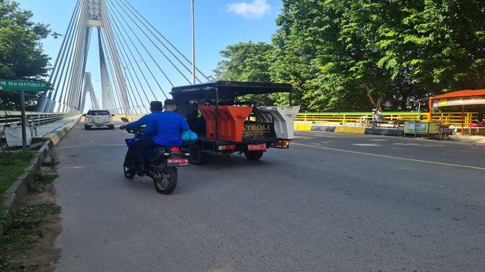 Personel Ditpam BP Batam saat melakukan patroli di kawasan Jembatan Barelang, Jumat (19/7/2024)