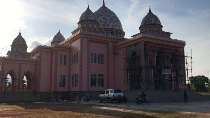 Potret Masjid Pink atau Masjid Besar An-Nur di Kecamatan Gunung Kijang, Bintan.