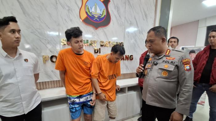 EKSPOSE KASUS PECAH KACA MOBIL - Dua pelaku aksi pecah kaca mobil di Batam, Taufik (betis diperban) dan Rizki saat ditanya Kapolresta Barelang, Kombes Pol Zaenal Arifin, ketika ekspose kasus, Selasa (29/7/2025)