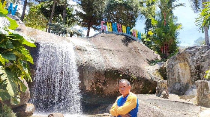 Pengelola Objek Wisata Air Terjun Gunung Hiu, Zaharuddin saat berpose di Air Terjun Gunung Hiu, Desa Ceruk, Kecamatan Bunguran Timur, Kabupaten Natuna, kepulauan Riau, Sabtu (20/3/2021).