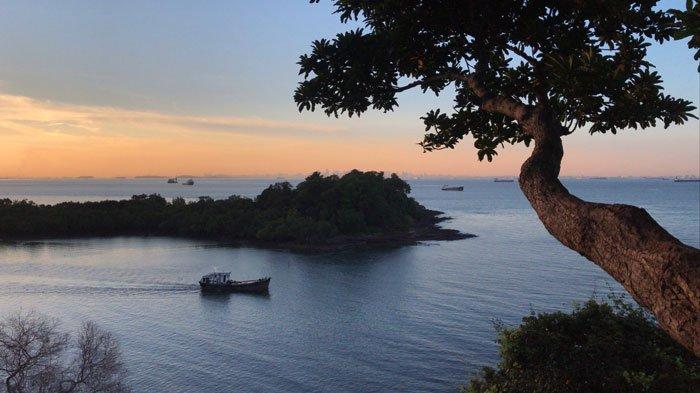 SUNSET - Melihat sunset dari atas destinasi wisata bukit Tangga Seribu di Batam, Sabtu (18/5/2024).