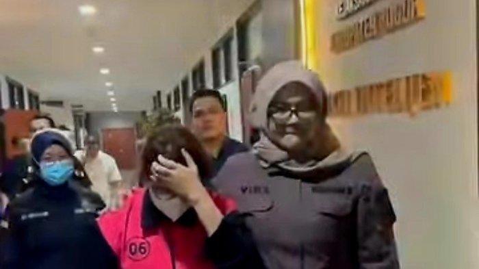 KREDIT FIKTIF - Kejaksaan Negeri Kabupaten Bogor menahan 5 orang terduga pelaku kasus dugaan tindak pidana korupsi (Tipikor) kredit fiktif di Bank Rakyat Indonesia (BRI) Kantor Cabang Pembantu (KCP) Dramaga, Kabupaten Bogor, Jawa Barat pada Kamis (19/6/2025) malam.