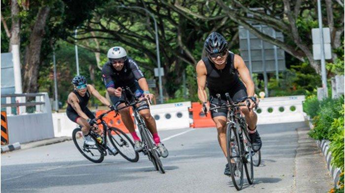 Sejumlah peserta saat mengayuh sepeda di Bintan Triathlon, beberapa tahun lalu sebelum pandemi covid-19