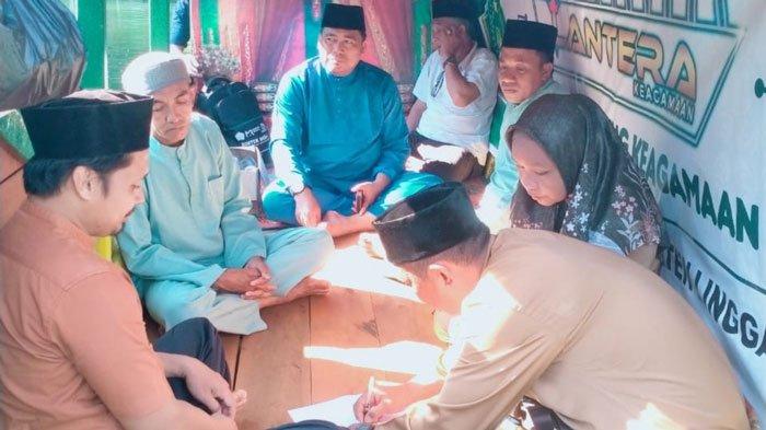 Kementerian Agama Lingga melayani warga lewat perahu LANTERA di Desa Kelumu, Kecamatan Lingga, Kabupaten Lingga, Provinsi Kepri, baru-baru ini