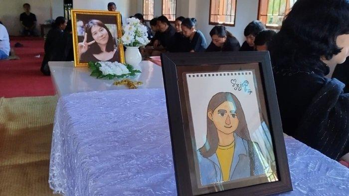 Foto Jessica Sollu terpajang di atas peti jenazahnya saat disemayamkan di rumah duka di di Lembang Batualu Selatan, Kecamatan Sangalla Selatan, Tana Toraja, Sulawesi Selatan (Sulsel), Senin (18/11/2024). Pelaku pembunuhan Jessica telah ditangkap.