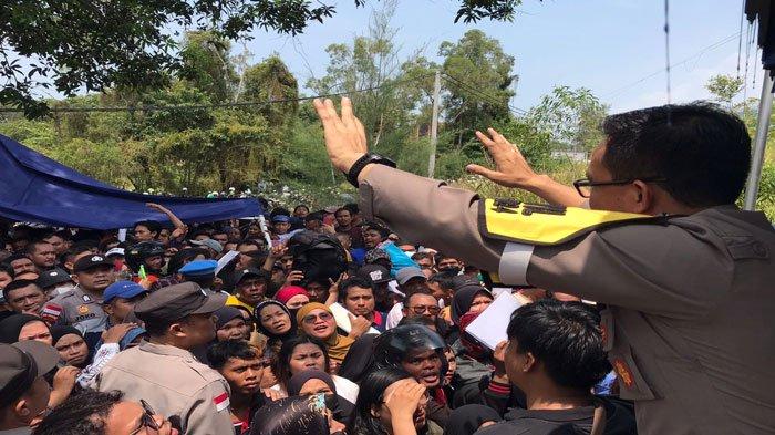 MEMANAS - Kapolsek KKP Batam AKP Jaya Putra Tarigan menenangkan warga yang berburu tiket mudik gratis di kantor Pelni Batam saat suasana memanas, Kamis (21/3/2024)