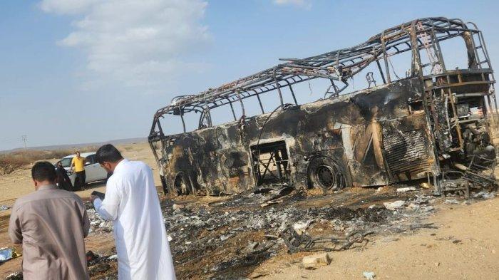 BUS TERBAKAR - Kondisi bus pengangkut WNI yang hendak umrah di Arab Saudi setelah alami kecelakaan, Kamis (20/3/2025) kemarin.