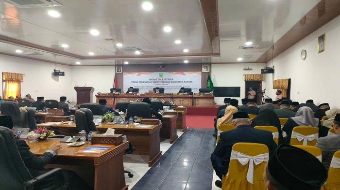 Dewan Perwakilan Rakyat Daerah (DPRD) Kabupaten Natuna menggelar Paripurna dengan agenda penyampaian pendapat akhir fraksi-fraksi DPRD Kabupaten Natuna terhadap Rancangan Peraturan Daerah Perubahan APBD Natuna Tahun Anggaran 2023 di Ruang Paripurna, Kantor DPRD, Jalan Yos Sudarso, Kecamatan Bunguran Timur pada Kamis (21/9/2023).
