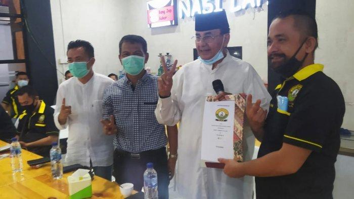 NYATAKAN DUKUNGAN - Komunitas Ojek Online Nias Batam (ONB) menyatakan dukungannya kepada paslon Isdianto-Suryani untuk Pilkada Kepri 2020. Dukungan itu diterima oleh Ismeth Abdullah, didampingi Wakil Sekretaris Pemenangan INSANI, Uba Ingan Sigalingging dan Pembina ONB Utusan Sarumaha.