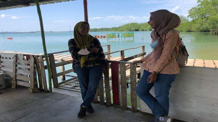 Pengunjung saat menikmati suasana alam di Kampung Terih Batam.