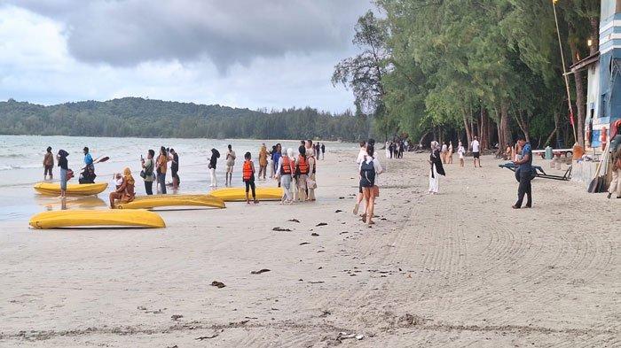 Para wisatawan sedang berada di pantai Lagoi Bay, Bintan Resorts, Bintan, Kepri, Minggu (14/4/2024)
