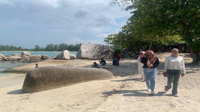 Pengunjung wisata Pantai Trikora 3 di Bintan, Minggu (22/10/2023).