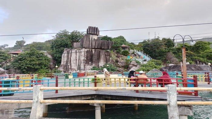 Potret keindahan wisata Batu Tompak Tiga yang terletak di Tarempa, Kecamatan Siantan, Kabupaten Anambas