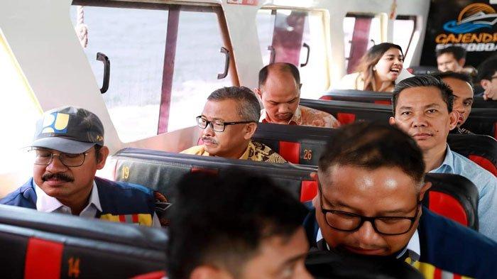 Sekda Batam Jefridin saat menyeberang ke Pulau Tanjung Sauh, Batam, Kamis (22/2/2024)
