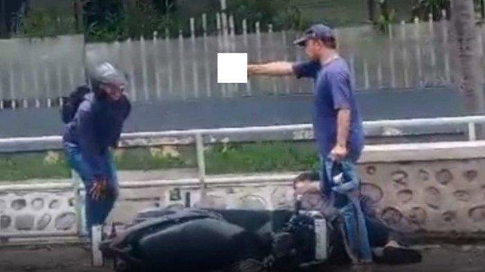 POLISI TANGKAP BEGAL - Tangkapan layar aksi seorang polisi menodongkan pistol hendak menangkap dua orang begal di Kecamatan Gending, Kabupaten Probolinggo, pada Sabtu (22/3/2025) viral. Ini sosok polisi viral yang diketahui bernama Aipda Andik