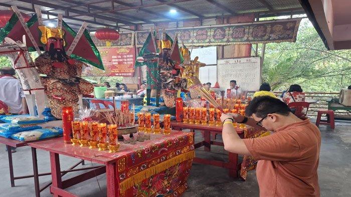 Prosesi ritual sebelum pembakaran tongkang di Kelenteng Cethya U Pho Sakadarma, Baloi, Lubukbaja, Batam, Senin (22/7/2024) petang