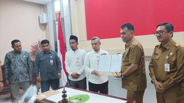 Bupati Natuna Wan Siswandi seusai menandatangani Naskah Perjanjian Hibah Daerah (NPHD) bersama KPU dan Bawaslu Natuna di Kantor Bupati Natuna, Bukit Arai, Natuna, Senin (23/10/2023).