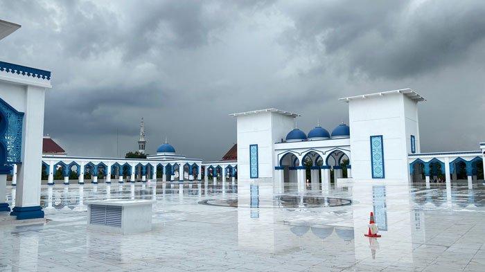 Bagian luar Masjid Agung Raja Hamidah.